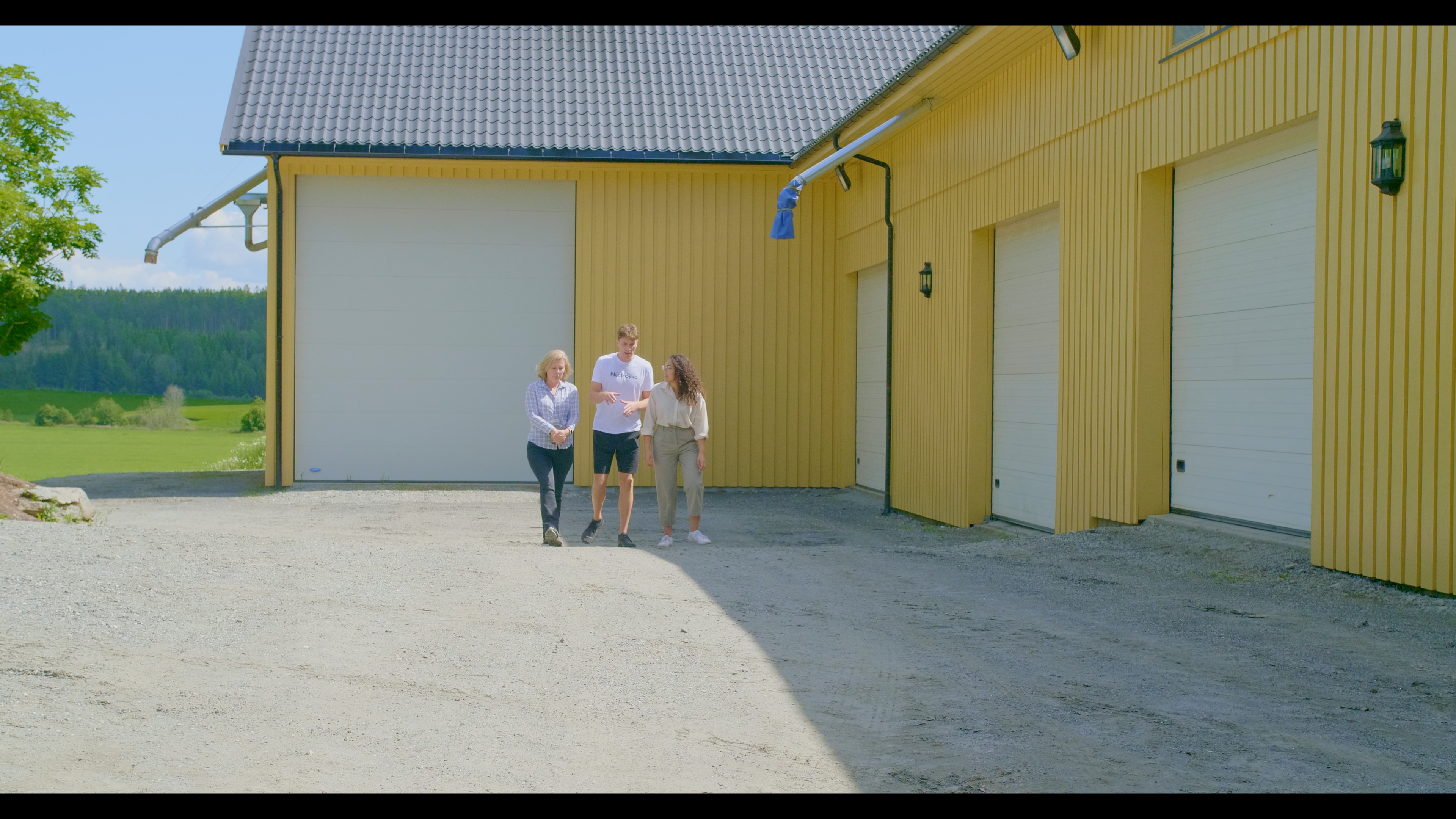 Dave Wright, Salma and Ingunn in front of the farm building at Tveter gård