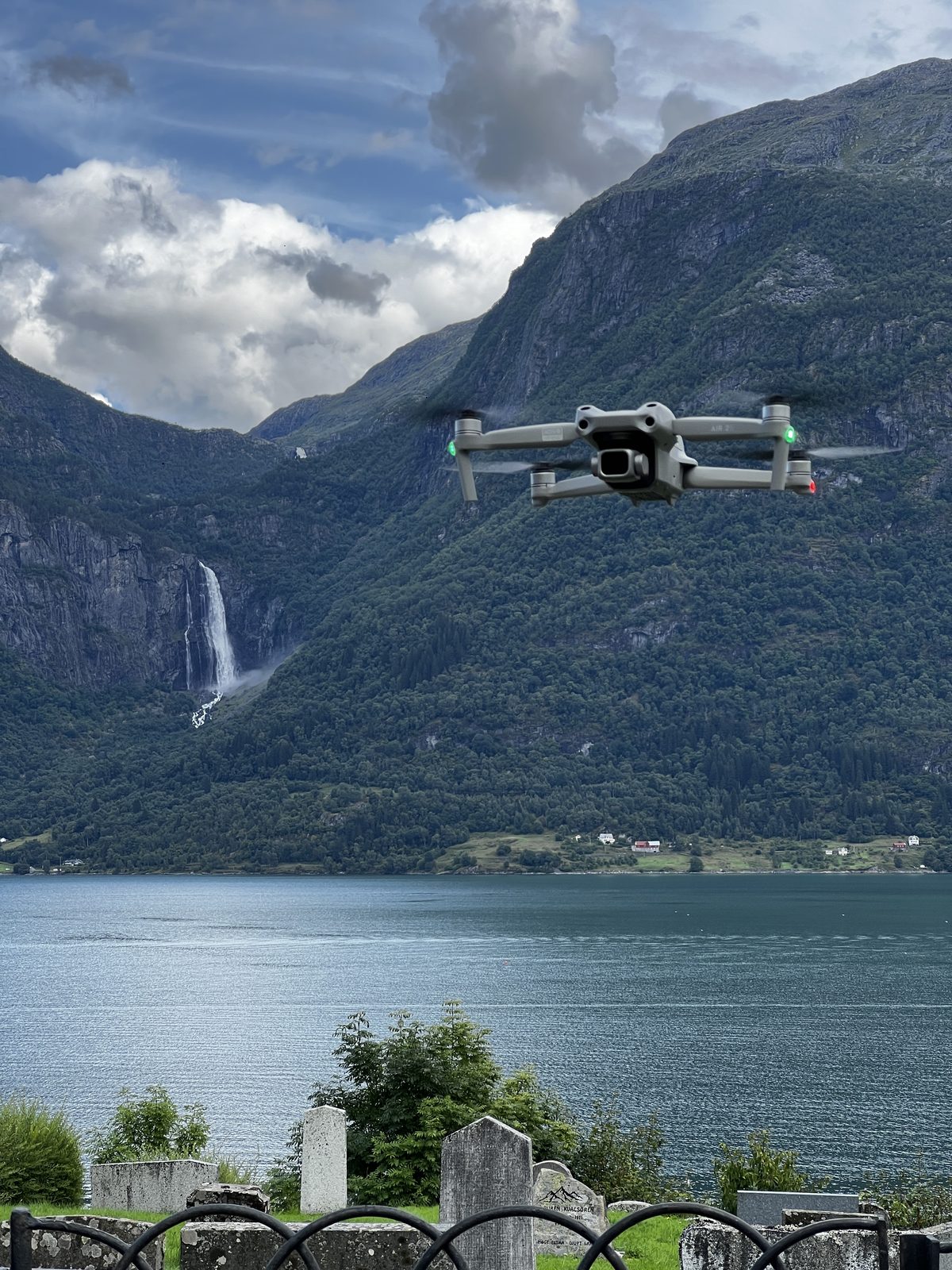 DJI Air 2S testflyging — foss og fjord i bakgrunnen