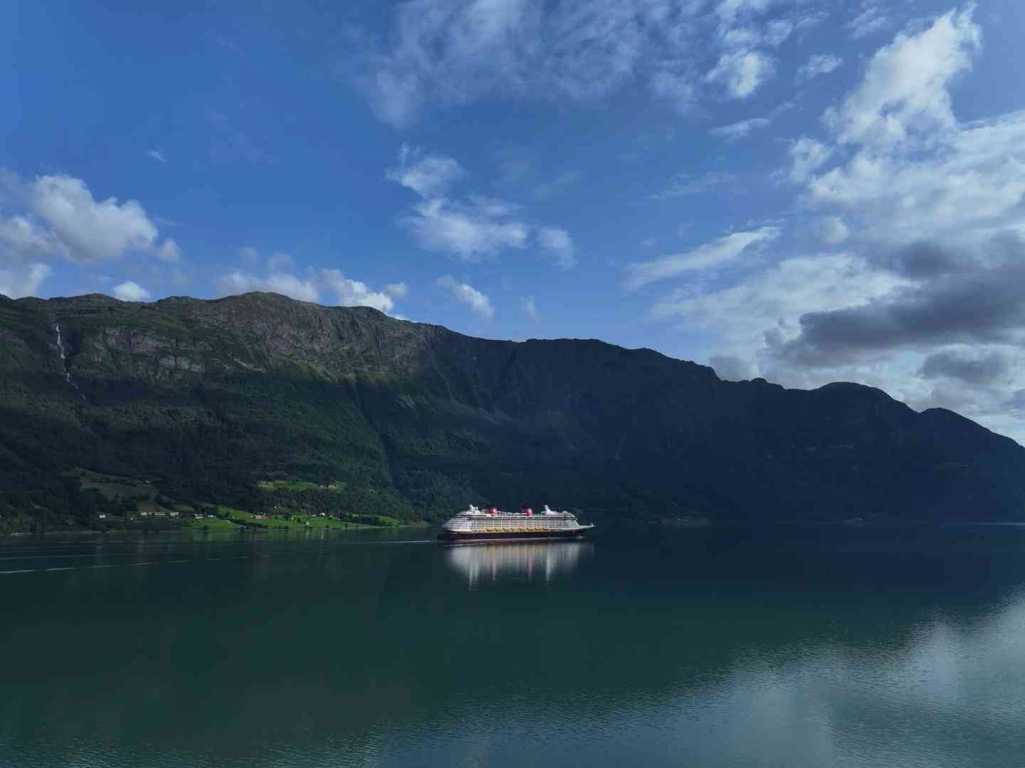 Disney Dream — fortøyd i fjorden