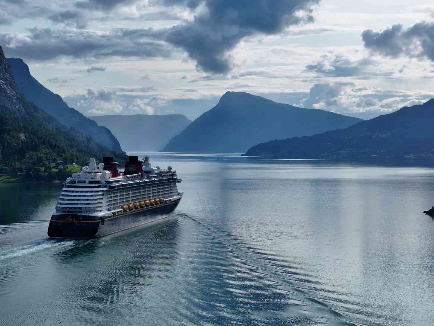 Disney Dream — dramatiske skyer