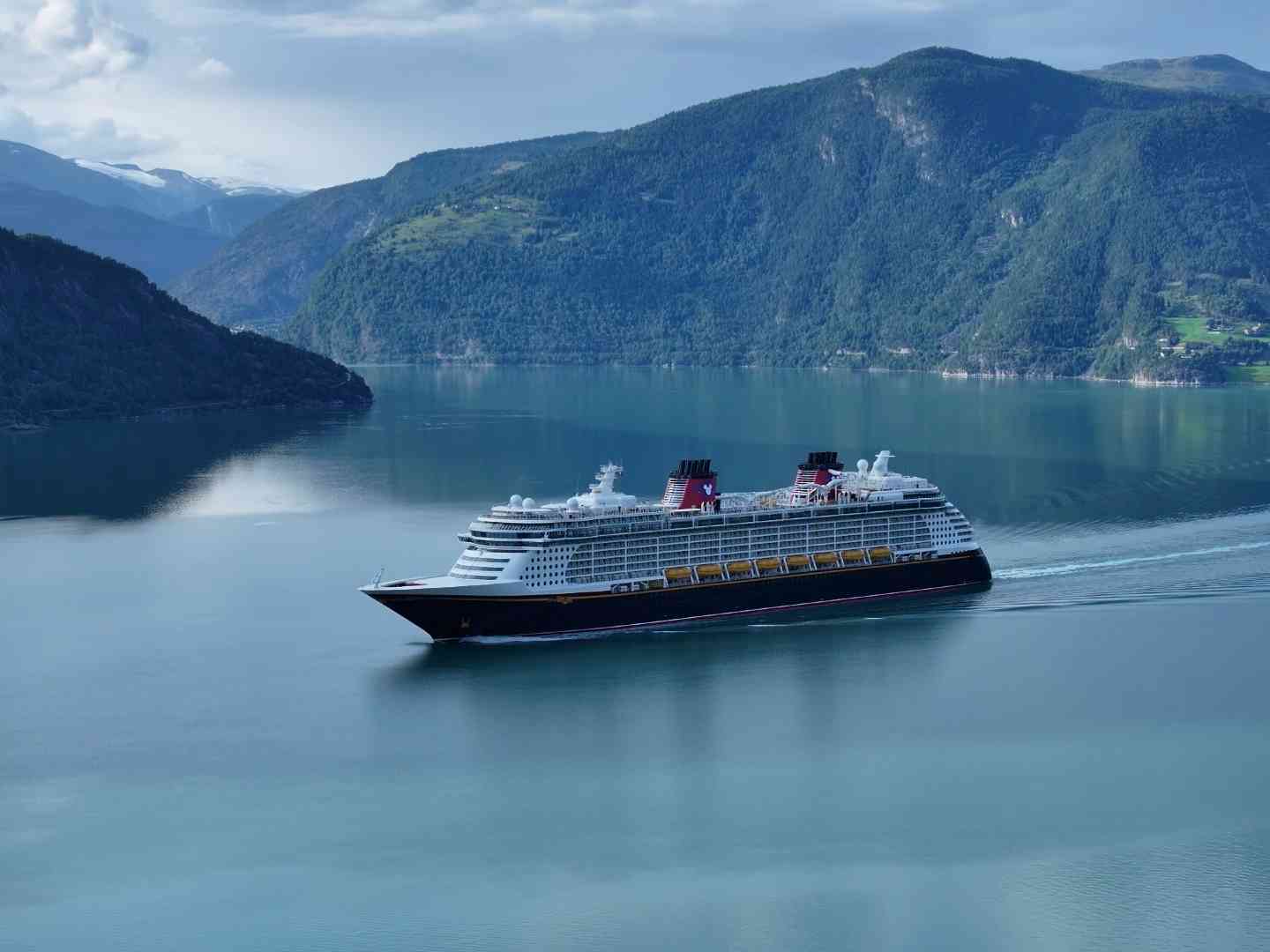 Disney Dream — sideprofil, blå fjord