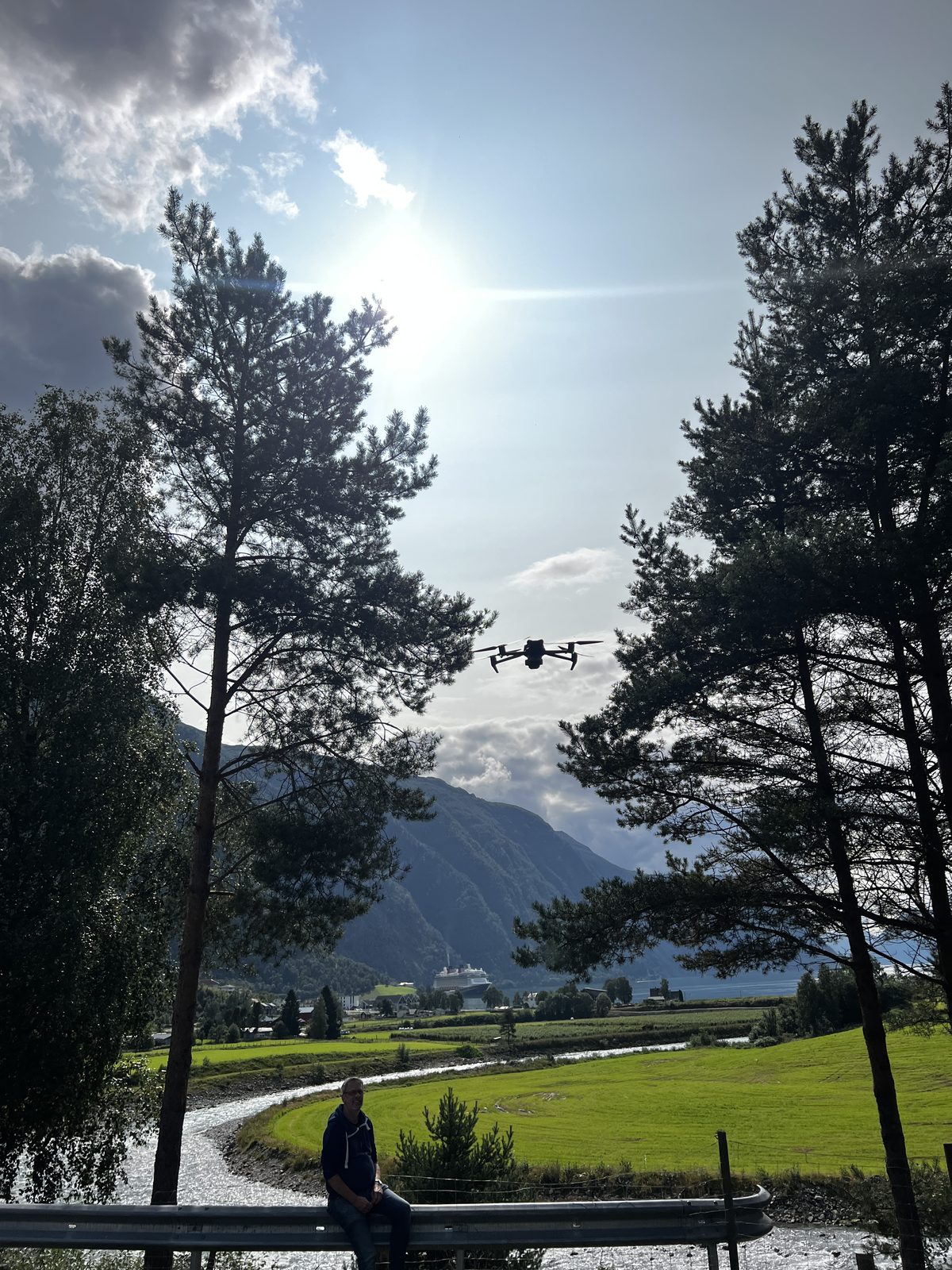 Mavic 3 Pro Cine i luften — Disney Dream synlig i bakgrunnen
