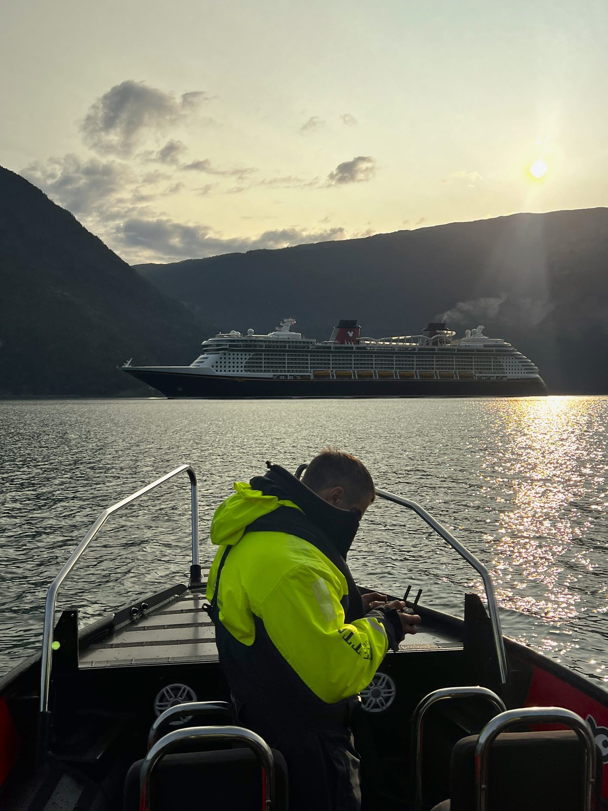 Rando — golden hour, Disney Dream i bakgrunnen