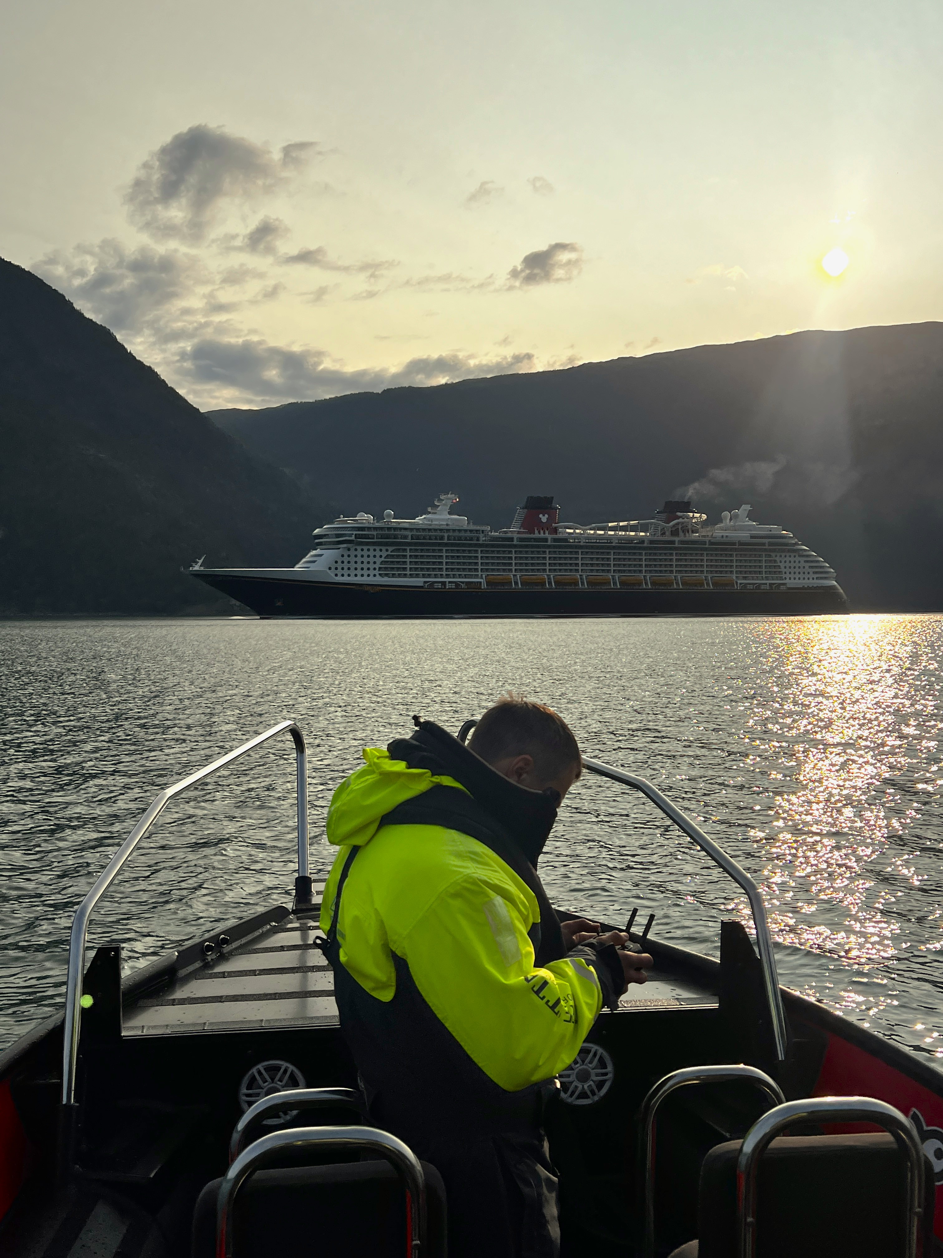 Rando — golden hour, Disney Dream i bakgrunnen