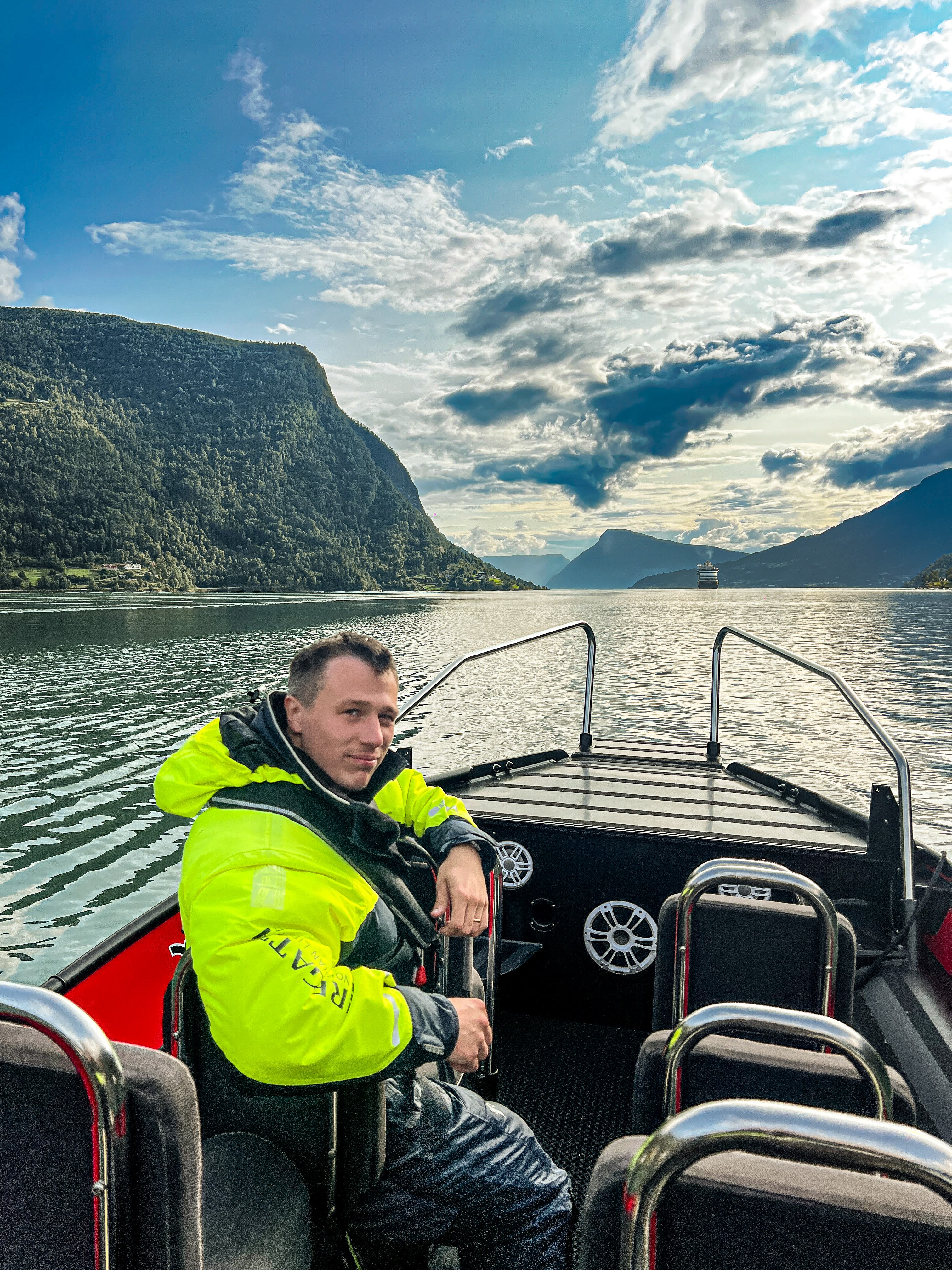 Rando på skippersbåten — Disney Dream i det fjerne
