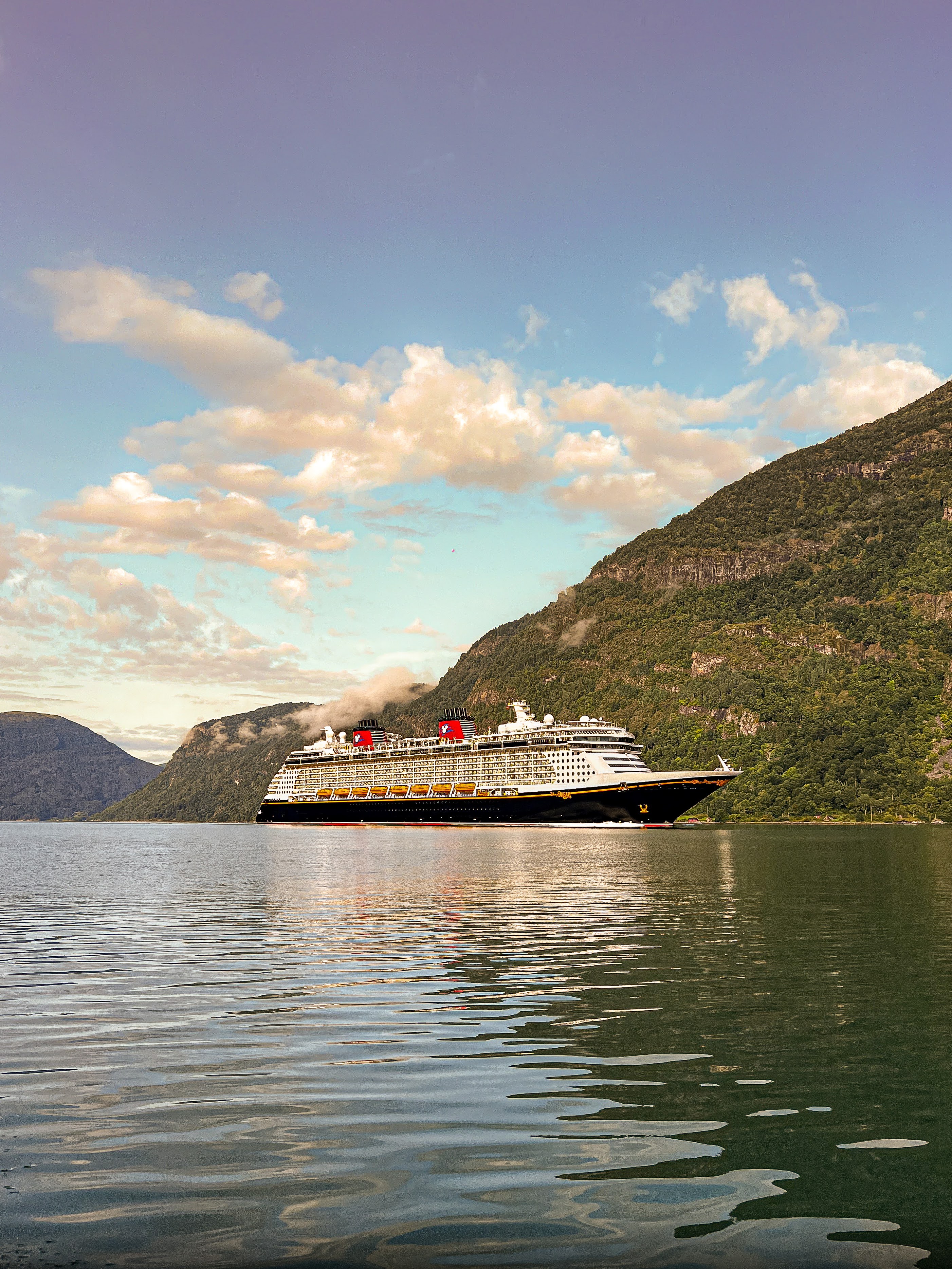 Disney Dream — morgenlys, fjord og skyer