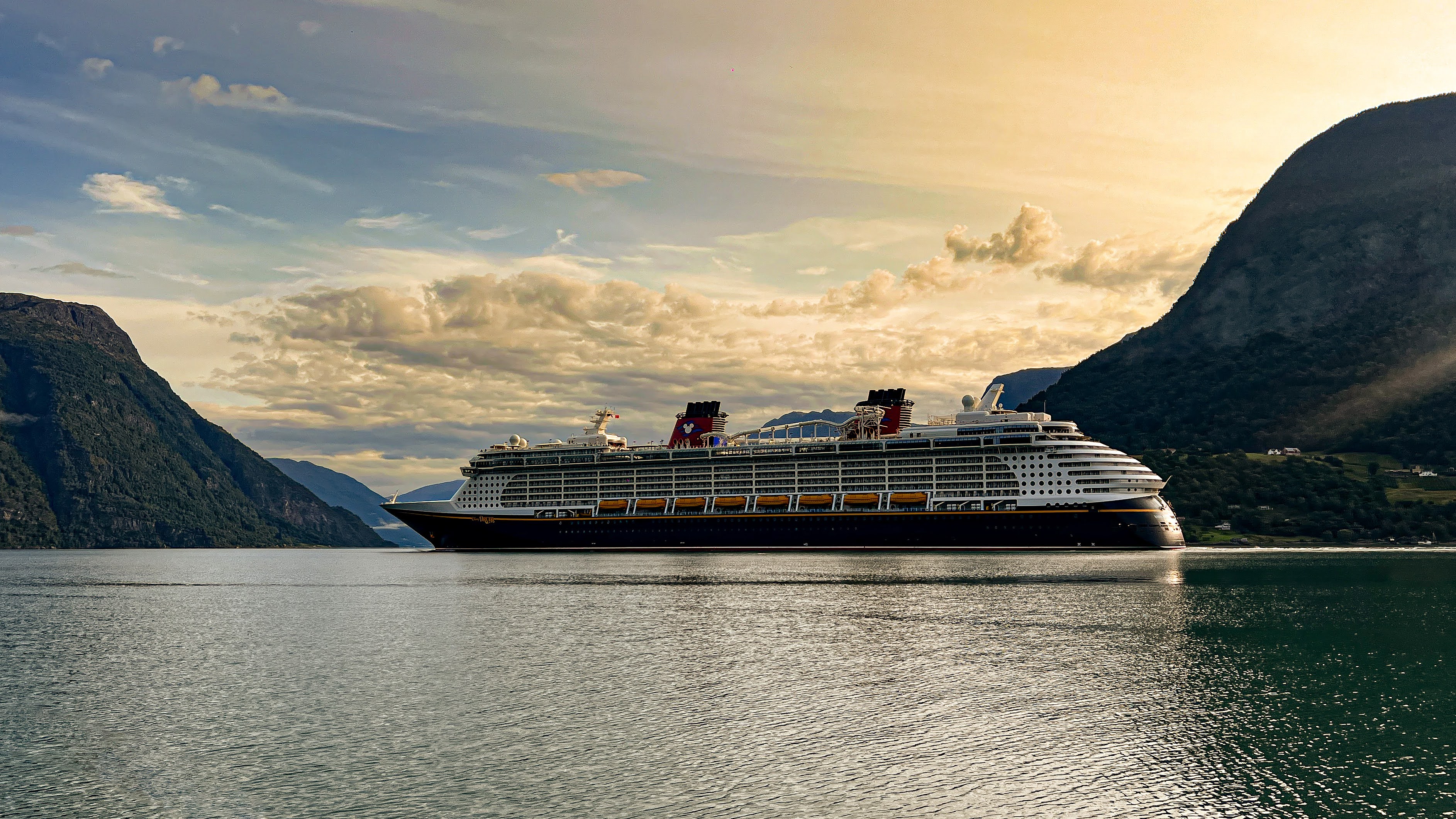Disney Dream — gyllen time, dramatisk himmellys over fjorden