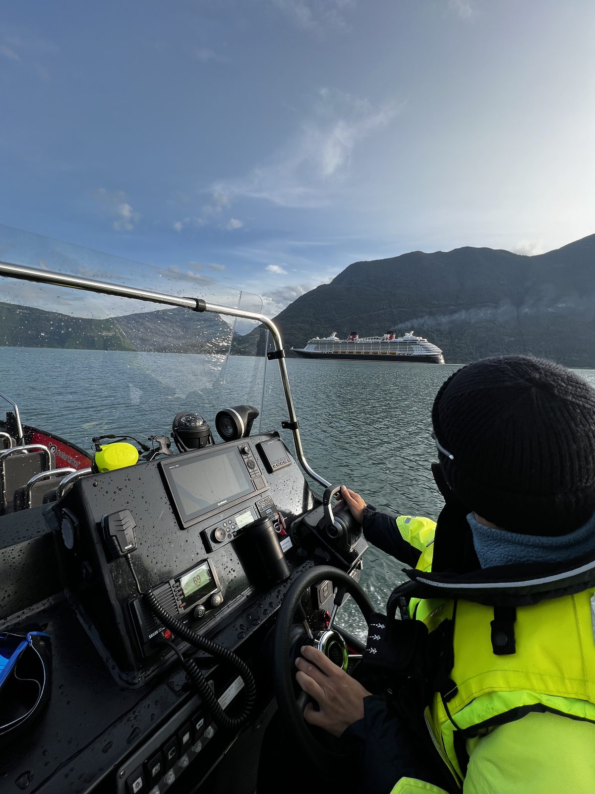 Skipper ved roret på Polarcirkel-RIB — Disney Dream i horisonten