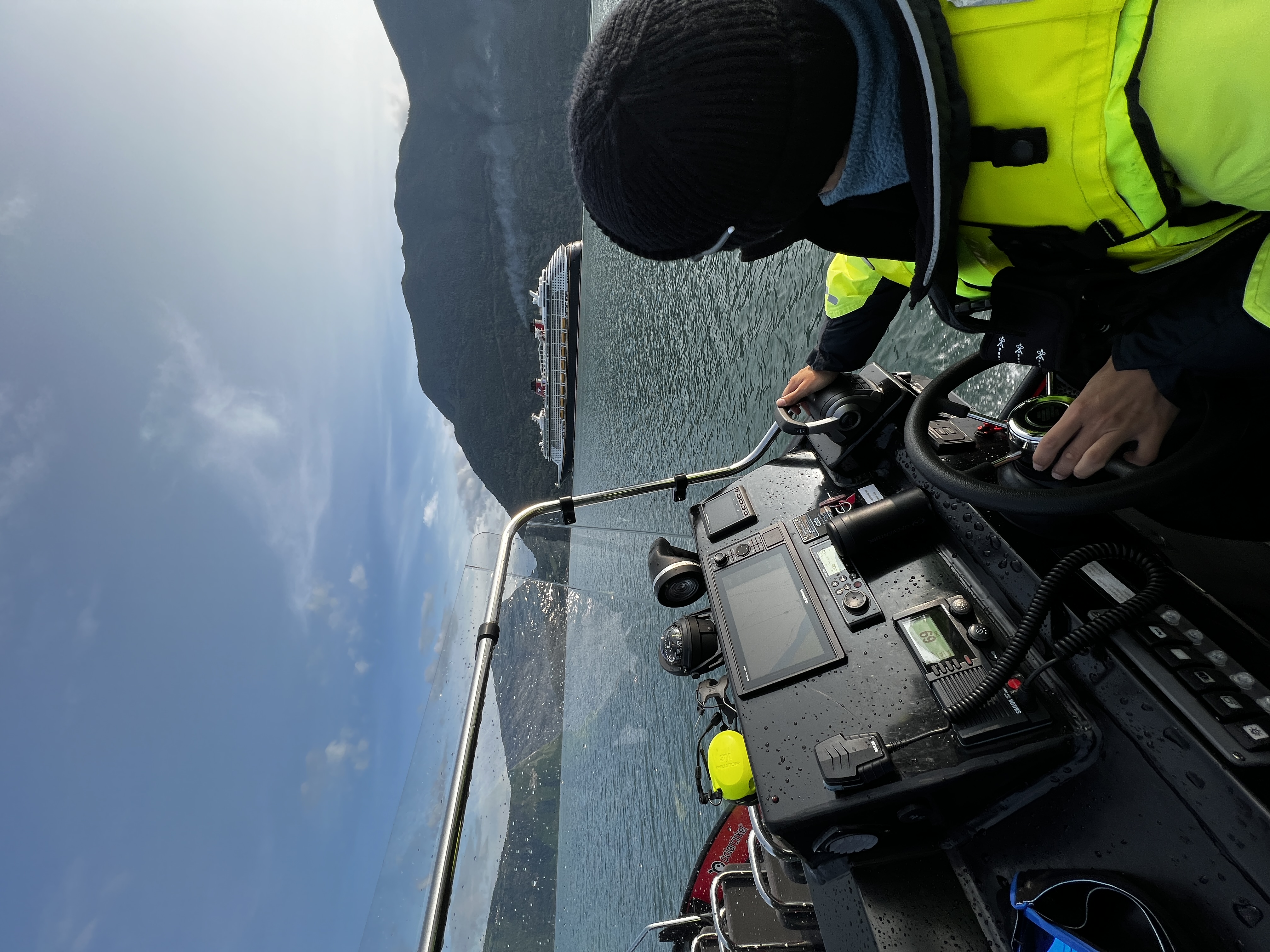 Skipper ved roret på Polarcirkel-RIB — Disney Dream i horisonten