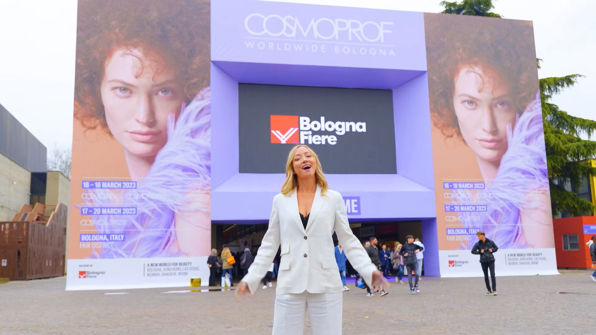 Stephanie Mason ved inngangen til Cosmoprof Worldwide Bologna