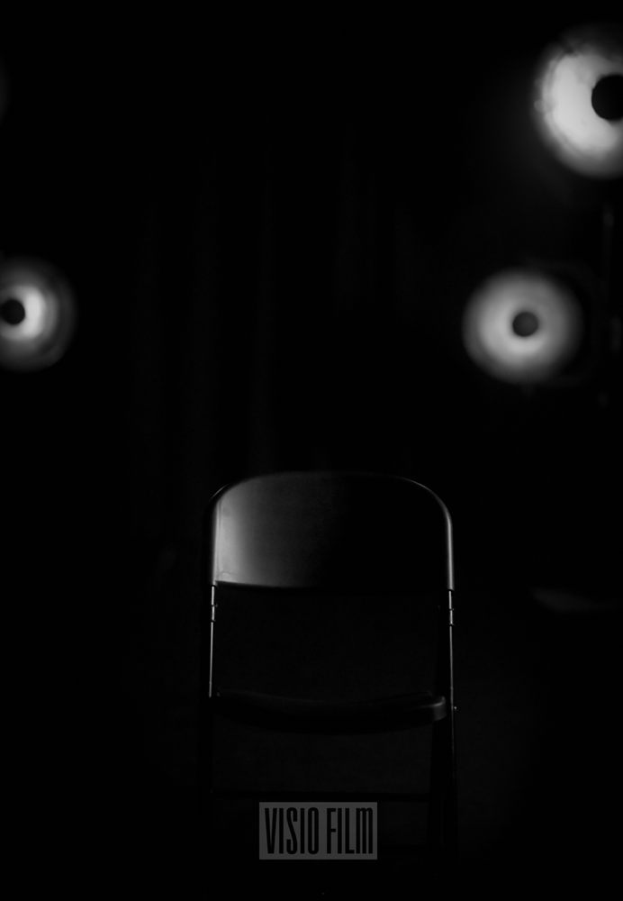 An empty chair with the Visio Film logo